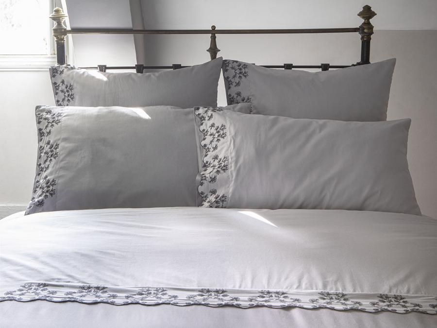En janvier, habillez votre chambre d’une parure de lit grise