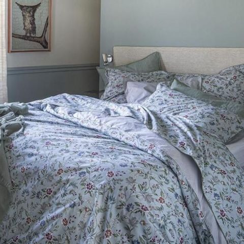 Du vert et du linge de lit fleuri : invitez le printemps dans votre chambre