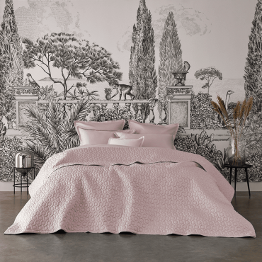 alexandre-turpault-linge-de-maison-couvre-lit-poesie-rose-ambiance.png