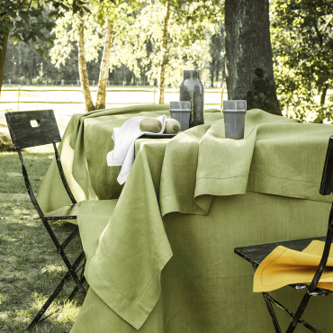 alexandre-turpault-linge-de-table-traitee-anti-taches-de-qualite-lin-vert-platane-ambiance.png