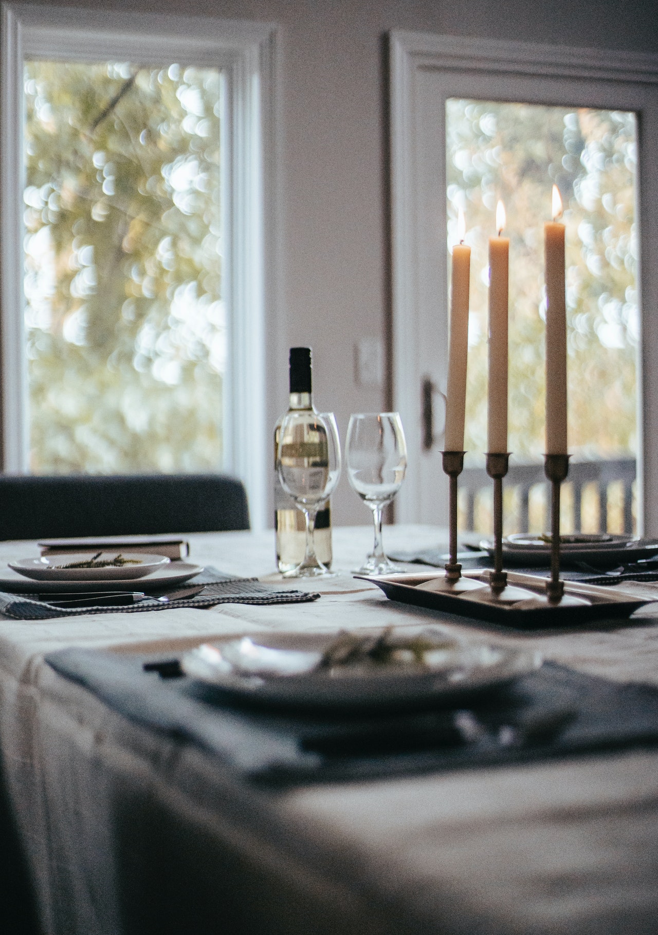 Detaching a tablecloth