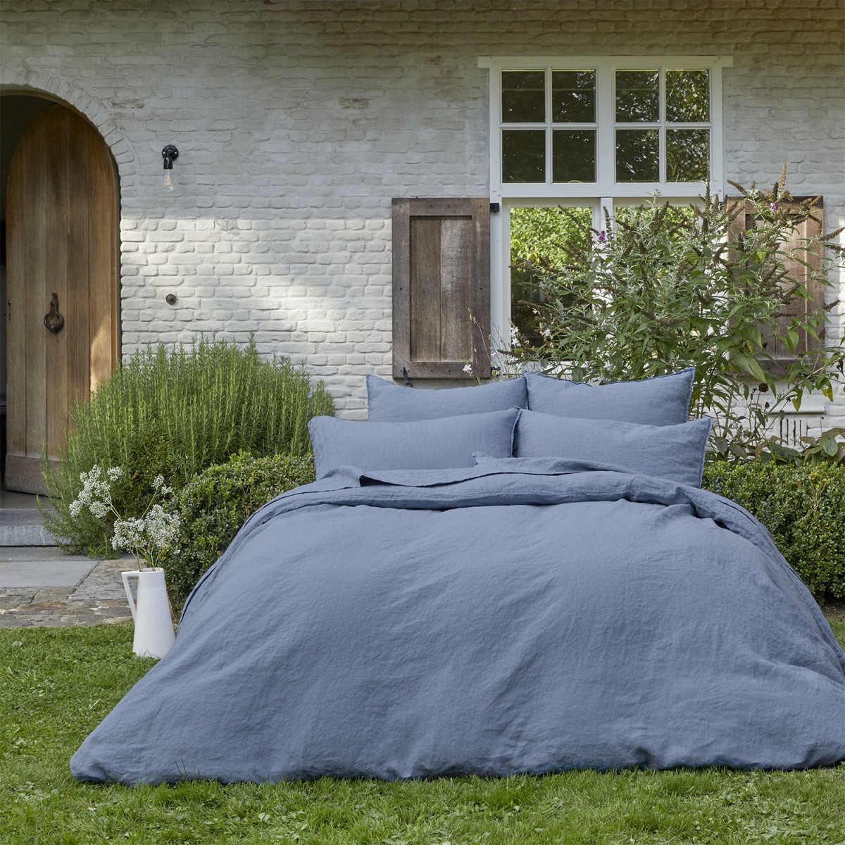 Light and thermoregulating linen bedding